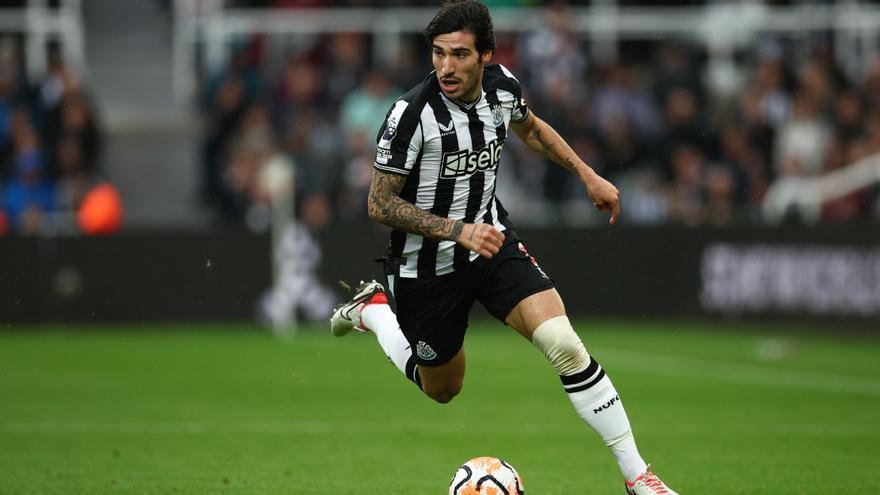 Tonali, le défenseur latéral de Newcastle, est absolument dévasté. Tonali, le défenseur latéral de Newcastle, est absolument dévasté.