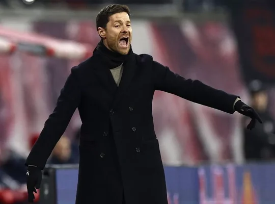 Bundesliga : Xabi Alonso sur un pied d&rsquo;égalité avec Guardiola après un match aller « parfait » en Bundesliga