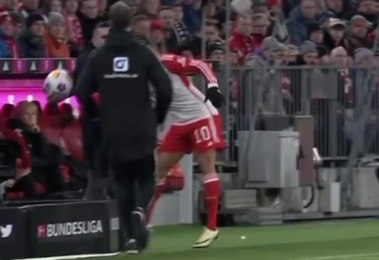 Bundesliga : échauffourées dignes d&rsquo;un carton rouge : Sanchez est taclé et reçoit un coup de poing au visage.