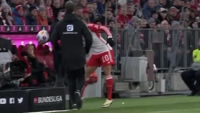 Bundesliga : échauffourées dignes d&rsquo;un carton rouge : Sanchez est taclé et reçoit un coup de poing au visage.