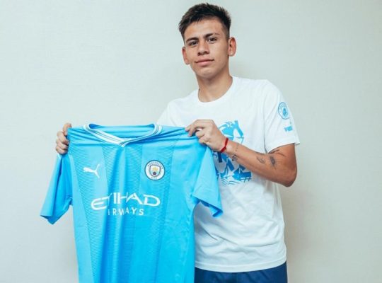 Manchester City annonce la signature d&rsquo;Echeverri