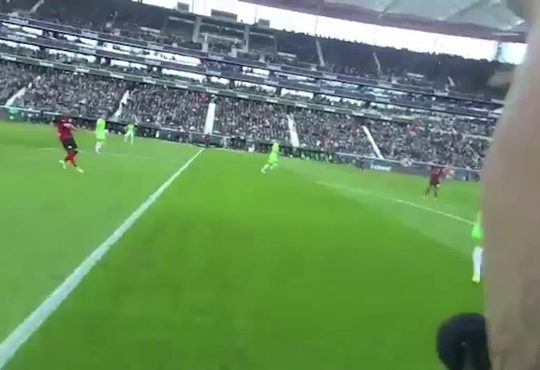 Bundesliga : Doutes sur la VAR de la Bundesliga vus de l&rsquo;intérieur : handball ou hors-jeu ; une minute de tension maximale.