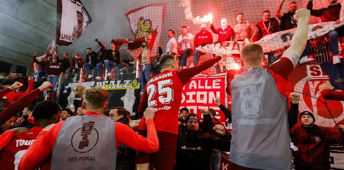 Bundesliga : L’ascenseur de Kaiserslautern : se faufiler en finale de coupe… tout en luttant pour éviter la relégation en troisième division. Bundesliga : L’ascenseur de Kaiserslautern : se faufiler en finale de coupe… tout en luttant pour éviter la relégation en troisième division.