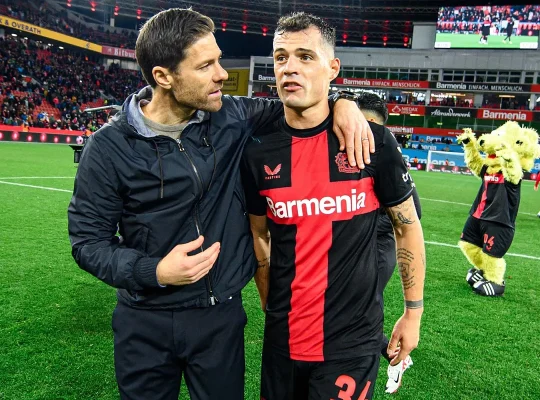 Bundesliga : El « alumno » Xhaka surpasse le « maestro » Alonso : « Tiene tanta influencia como un segundo entrenador ».