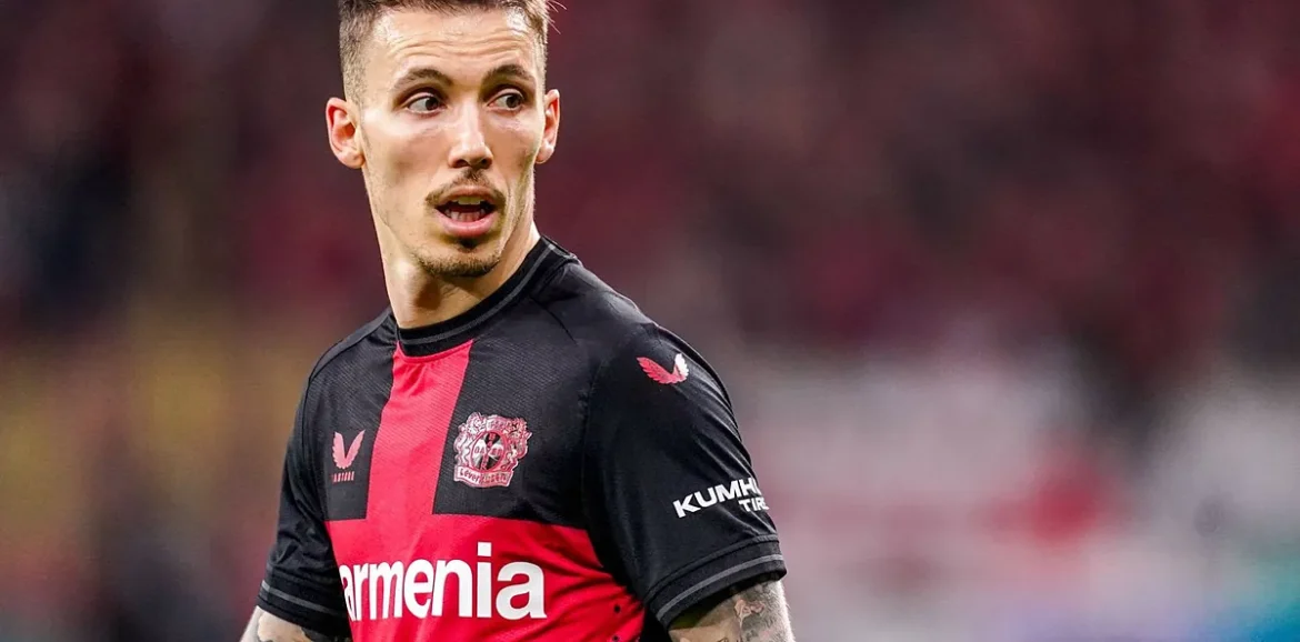 Grimaldo : » Gagner la Bundesliga est historique, mais gagner un triplé serait de la folie. Grimaldo : » Gagner la Bundesliga est historique, mais gagner un triplé serait de la folie.