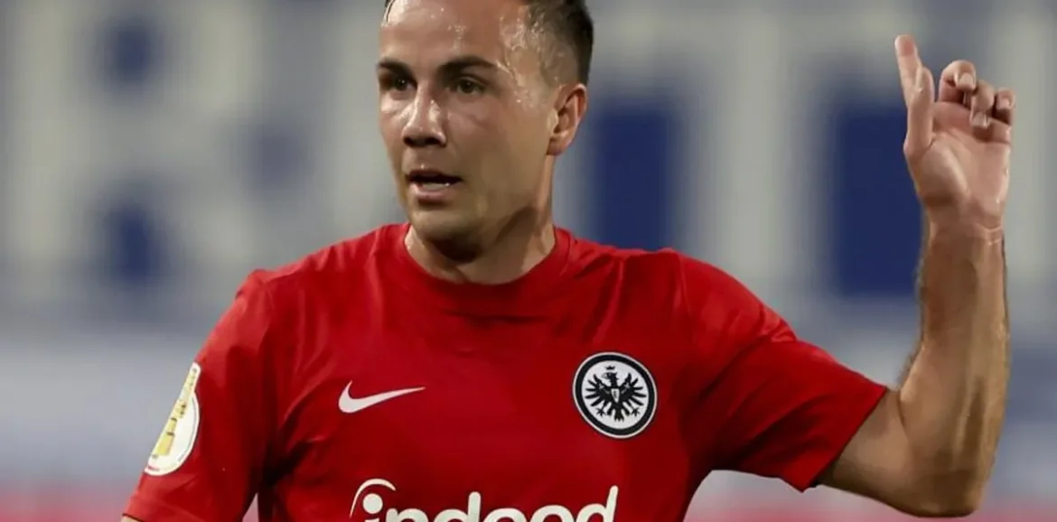 Bundesliga : La pire expérience de Mario Götze… dans la fleur de l’âge : « 60 supporters m’ont menacé lors d’un entraînement ». Bundesliga : La pire expérience de Mario Götze… dans la fleur de l’âge : « 60 supporters m’ont menacé lors d’un entraînement ».