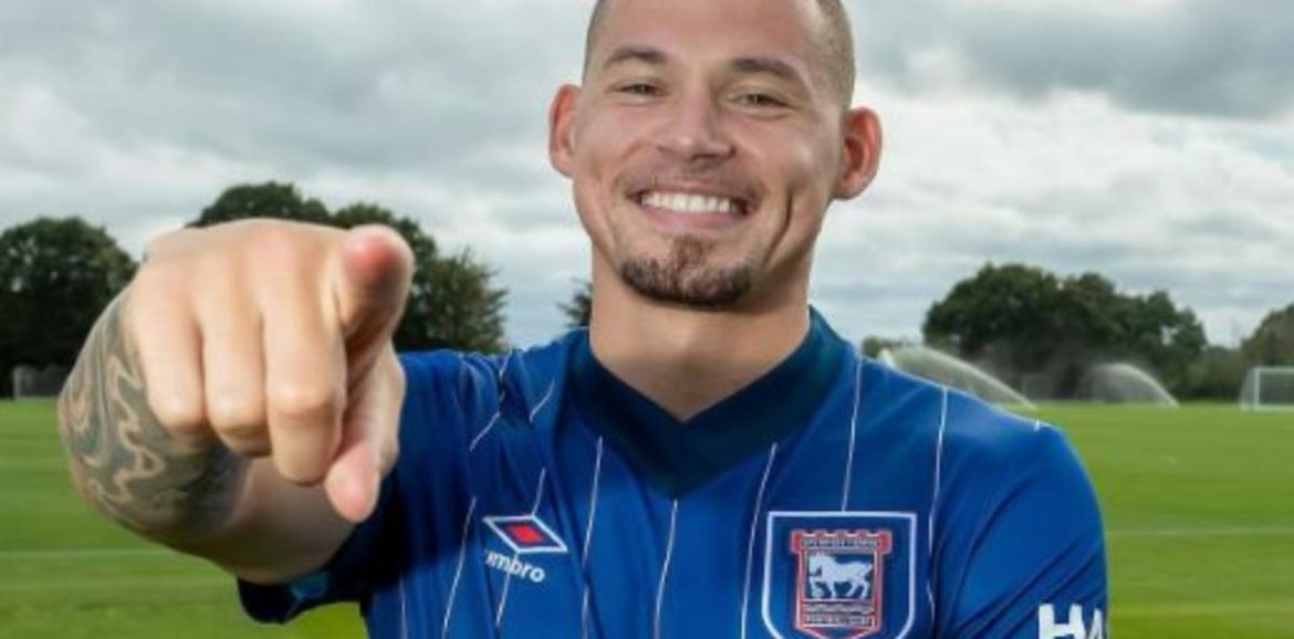 Kalvin Phillips, le remplaçant permanent de Rodri, fait son coming out : » Il prend de plus en plus confiance en lui. Kalvin Phillips, le remplaçant permanent de Rodri, fait son coming out : » Il prend de plus en plus confiance en lui.