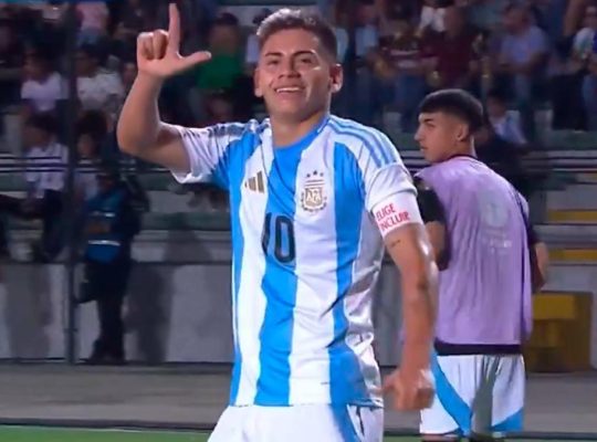 Claudio Echeverri : « Si City fait avec Echeverri ce qu&rsquo;ils ont fait avec Julián Álvarez, ils voudront s&rsquo;entretuer.