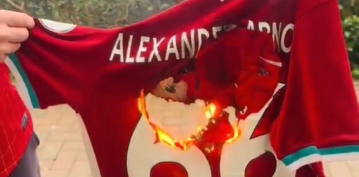Real Madrid | Liverpool ne pardonne pas : le maillot d’Alexander-Arnold brûlé Real Madrid | Liverpool ne pardonne pas : le maillot d’Alexander-Arnold brûlé