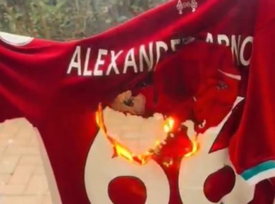 Real Madrid | Liverpool ne pardonne pas : le maillot d&rsquo;Alexander-Arnold brûlé
