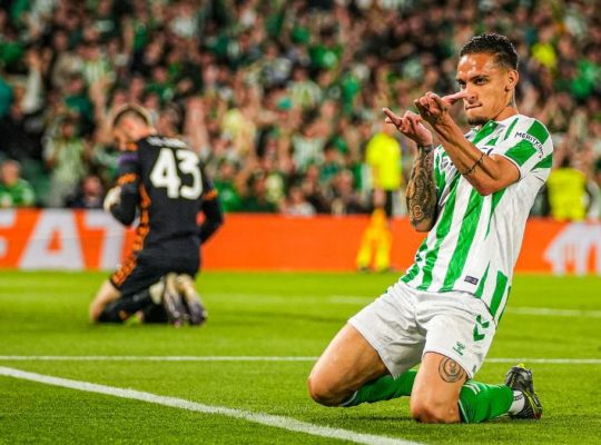 Antony explose au Betis : Arsenal passe à l’action, Manchester United hésite